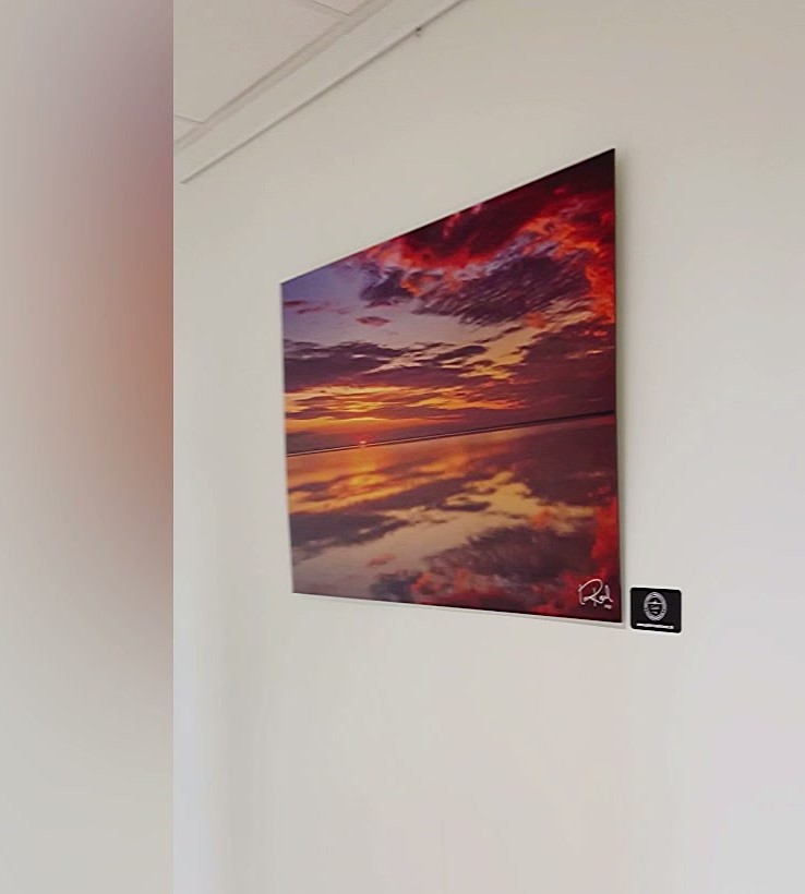 Signeret fotokunst med mærkat på væggen hos Boligkontoret i Ribe Signeret fotokunst med mærkat på væggen hos Boligkontoret i Ribe