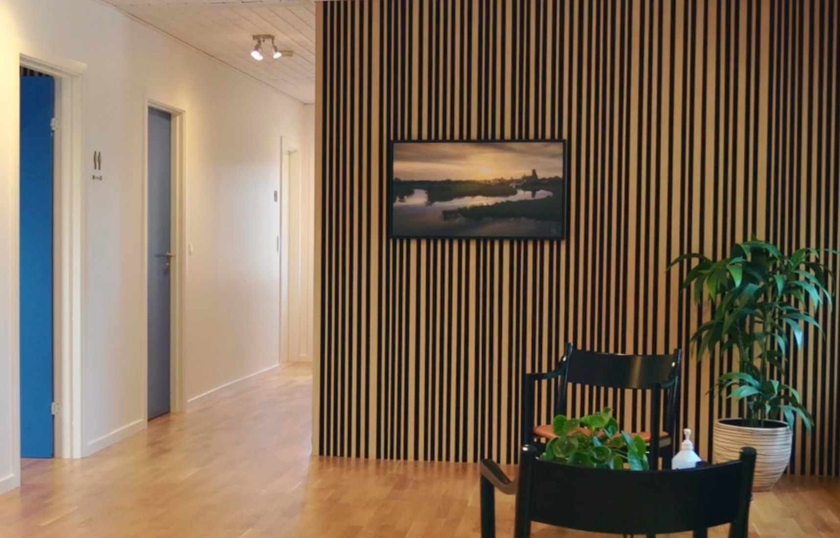Fotografi af Ribe i solnedgang på lamelvæggen i venteområdet hos Klinik Corydon Fotografi af Ribe i solnedgang på lamelvæggen i venteområdet hos Klinik Corydon