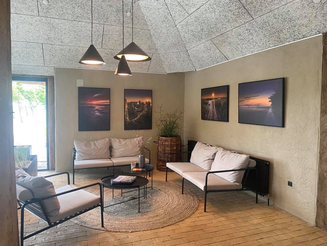 Fire indrammede fotografier fra Vadehavet i receptionen på Marsk Camp Fire indrammede fotografier fra Vadehavet i receptionen på Marsk Camp