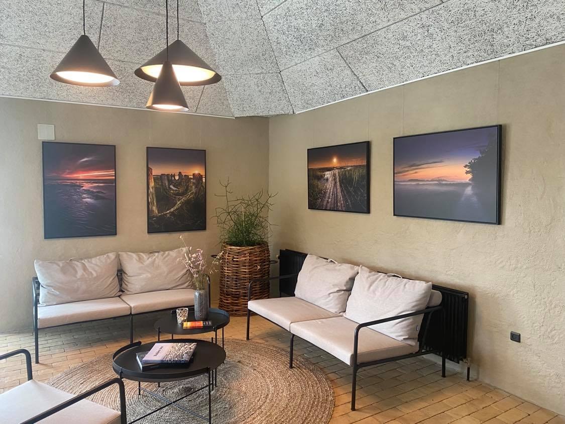 Fotokunst af solnedgange ved Vadehavet på væggene i Marsk Camps reception Fotokunst af solnedgange ved Vadehavet på væggene i Marsk Camps reception