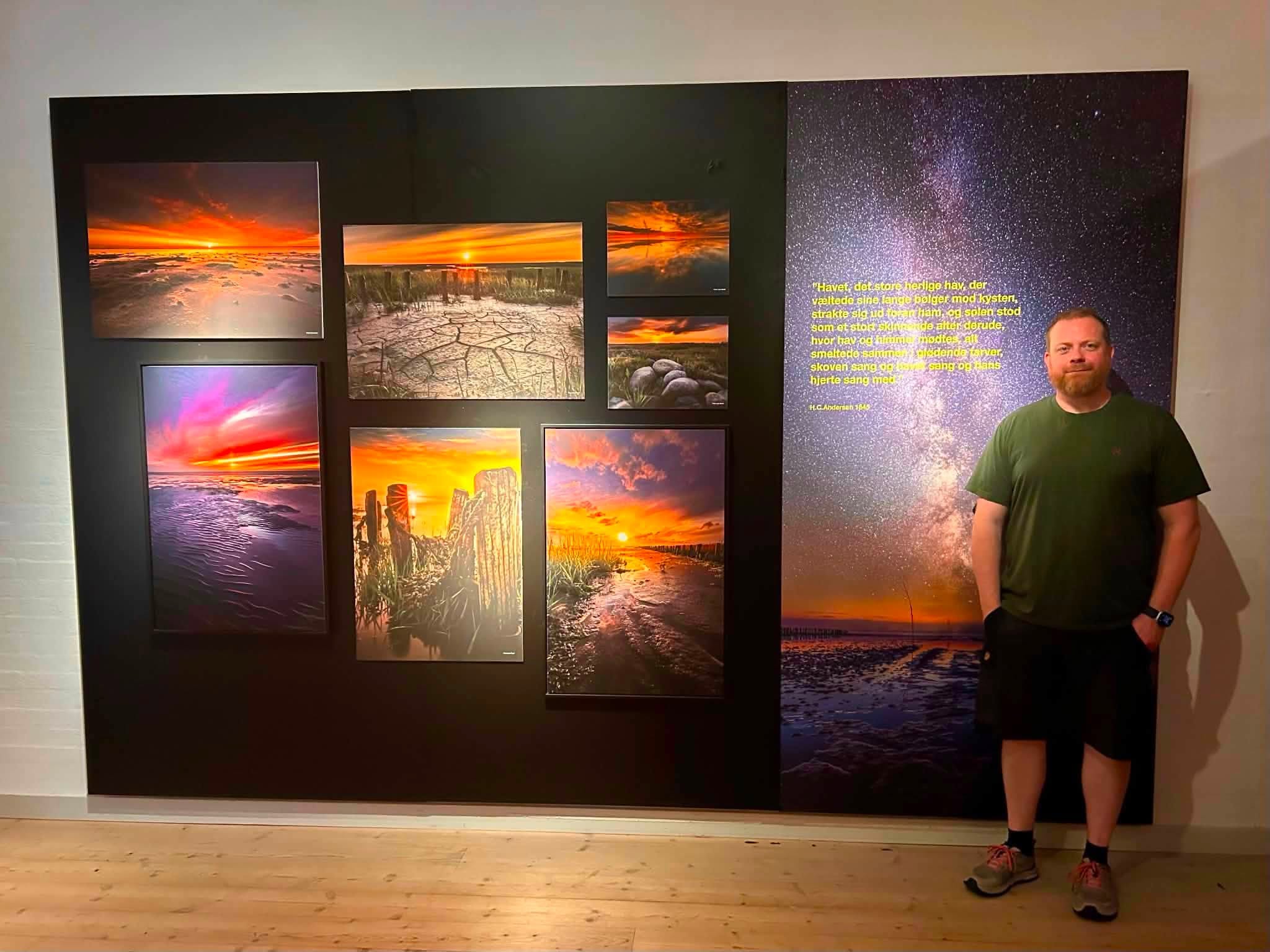 Lars Roed foran sine fotografier på særudstillingen RO på Museum Silkeborg