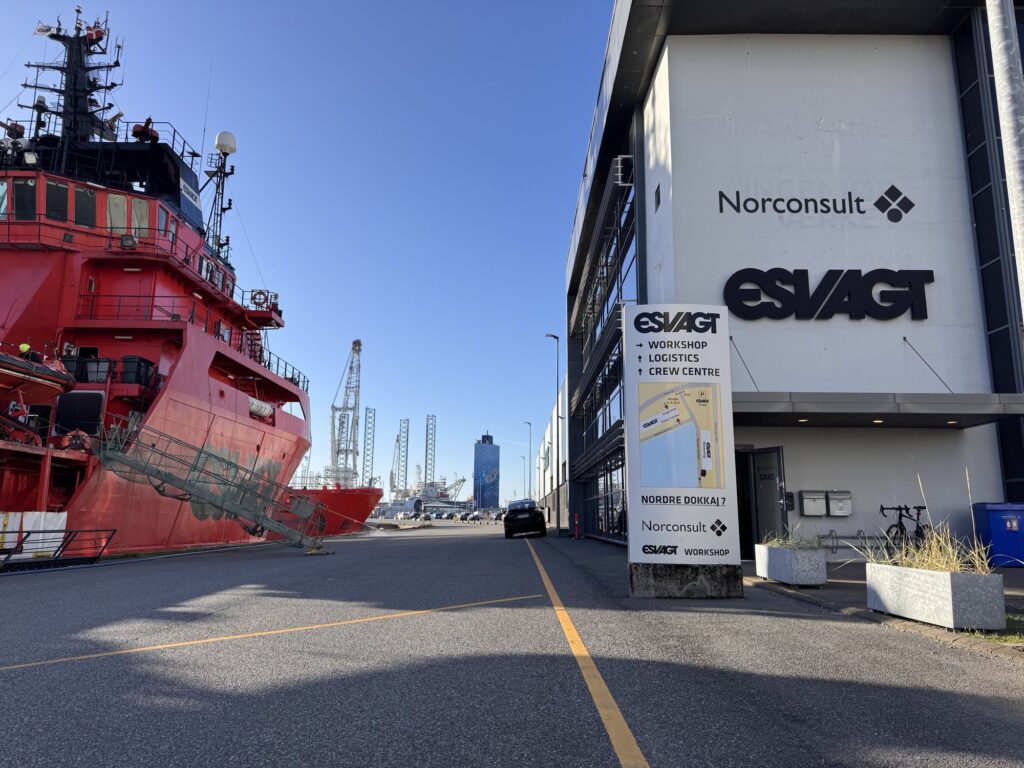 Bygningen ved havnen i Esbjerg med Norconsult og ESVAGT på facaden og et rødt skib ved kajen
