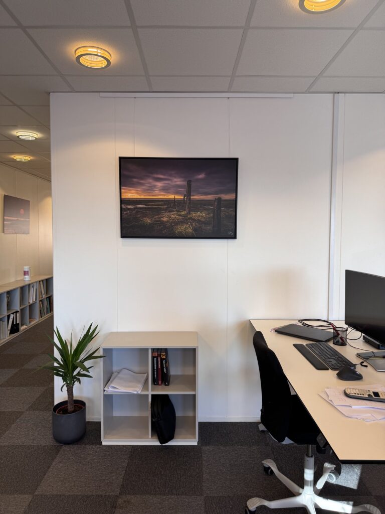 Fotografi fra Vadehavet i solnedgang på væggen ved skrivebordene i Norconsults kontor