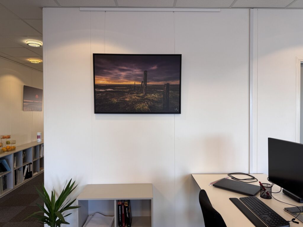 Indrammet fotografi fra Vadehavet på en hvid væg i Norconsults kontor i Esbjerg