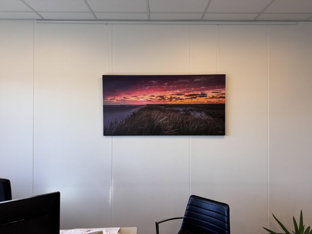Lars Roeds panoramafotografi med solnedgang fra Vadehavet på væggen i Norconsults kontor i Esbjerg